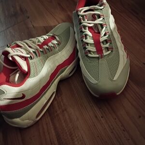 Nike Air Max 95 in Red and White